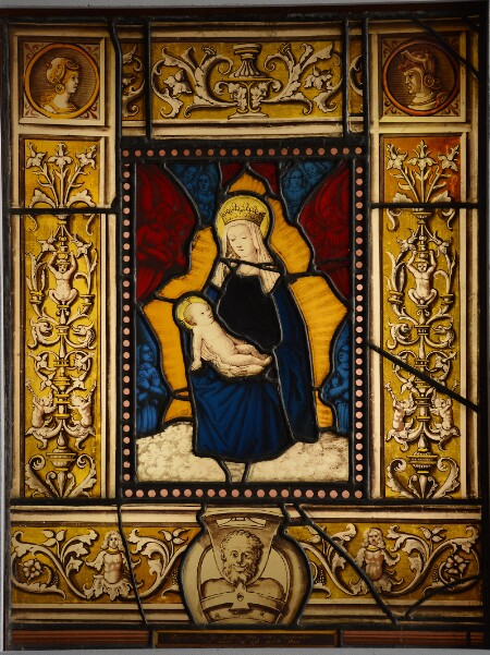 Vitrail de la Vierge à l'Enfant en gloire