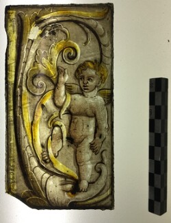 Vitrail du musée du Berry de Bourges, Putto pris dans des rinceaux