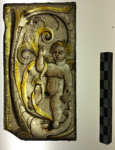 Vitrail du musée du Berry de Bourges, Putto pris dans des rinceaux