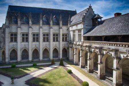 Vitraux de la galerie nord du cloître de la Psalette